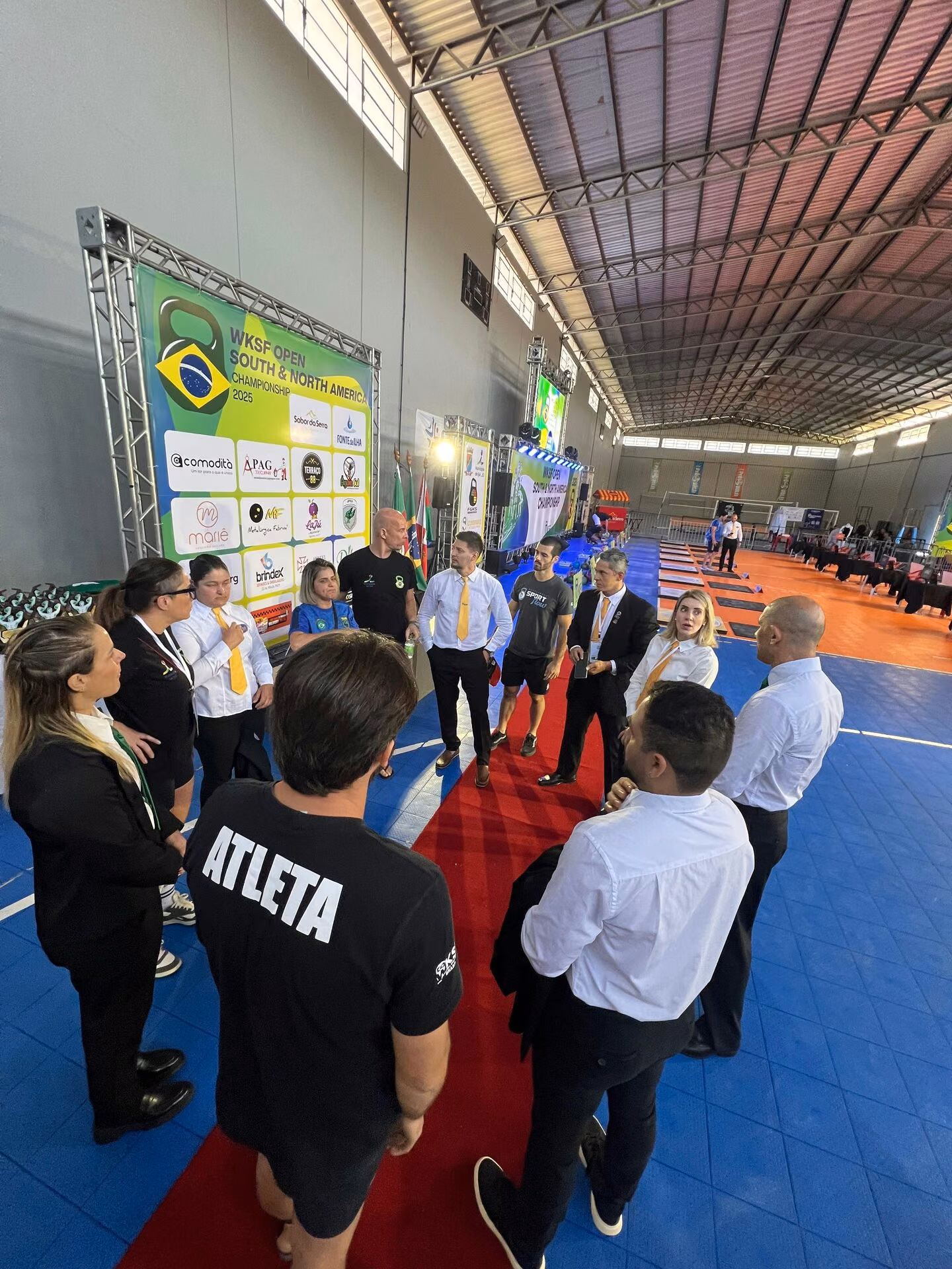 Recepção de comitês na entrada do campeonato